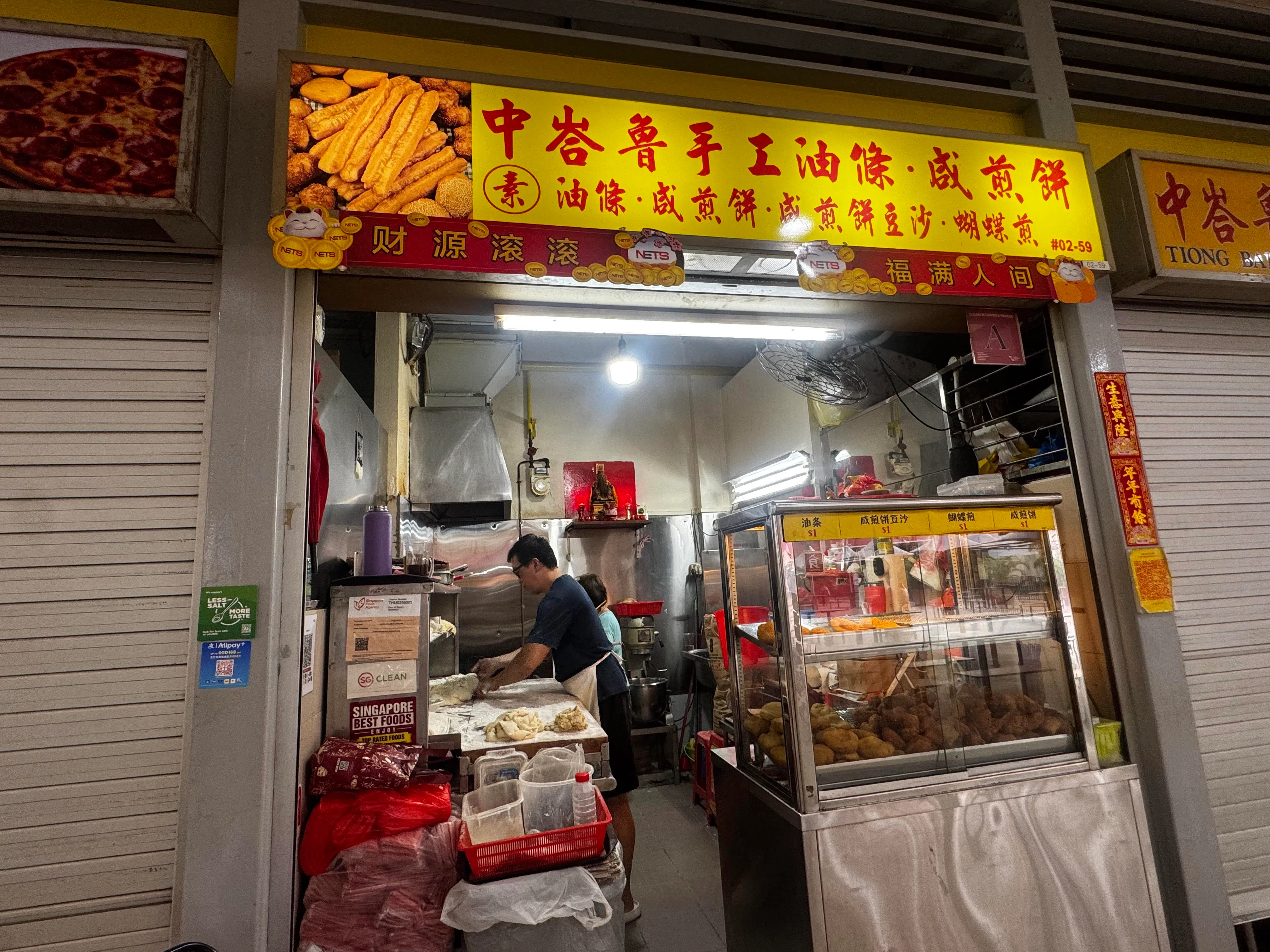 “中峇鲁手工油条咸煎饼”，从揉面团、醒面团到油炸，都亲力亲为。（翁铭芯摄）