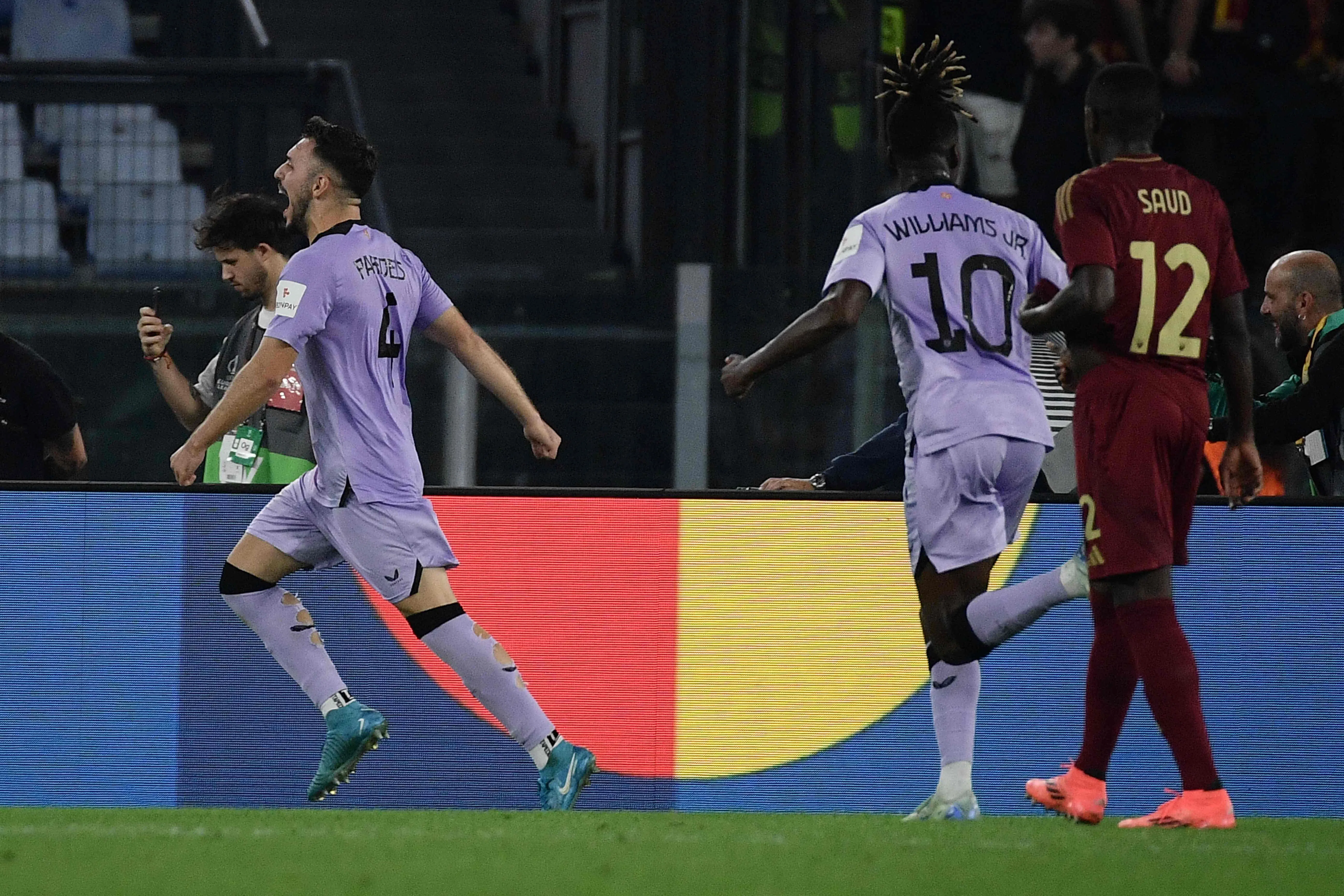 毕尔巴鄂中卫帕雷德斯（4号）攻进头球后兴奋庆祝。（法新社）