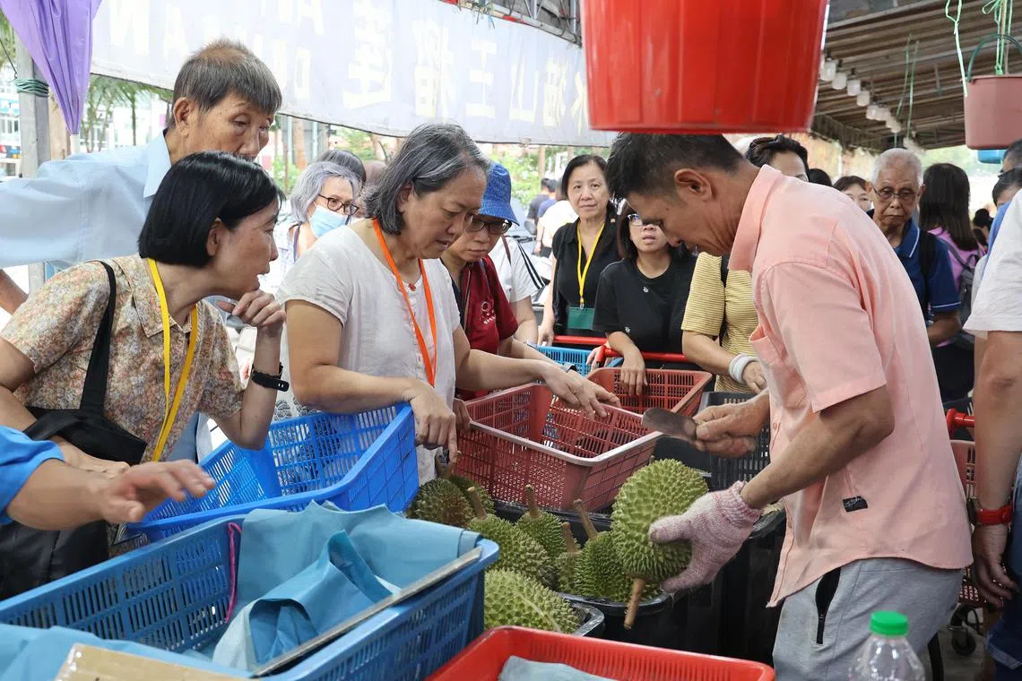 6月是马来西亚榴梿旺季，读者走一趟两岸文史之旅的同时，也品尝了当地的榴梿。（唐家鸿摄）