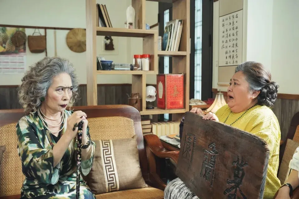 “一婆”（左，丁也恬饰）突然出现，让林彩香（锺欣凌饰）手足无措。（互联网）