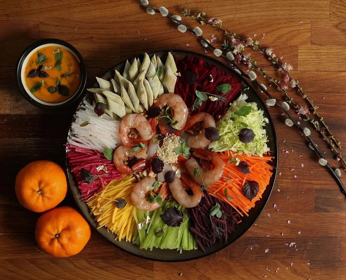 米其林一星法式餐馆Restaurant JAG的鱼生结合苏格兰腌制三文鱼、北海道扇贝、日本鲜虾，以及来自法国、日本和邻近地区的季节性时蔬。（唐家鸿摄）