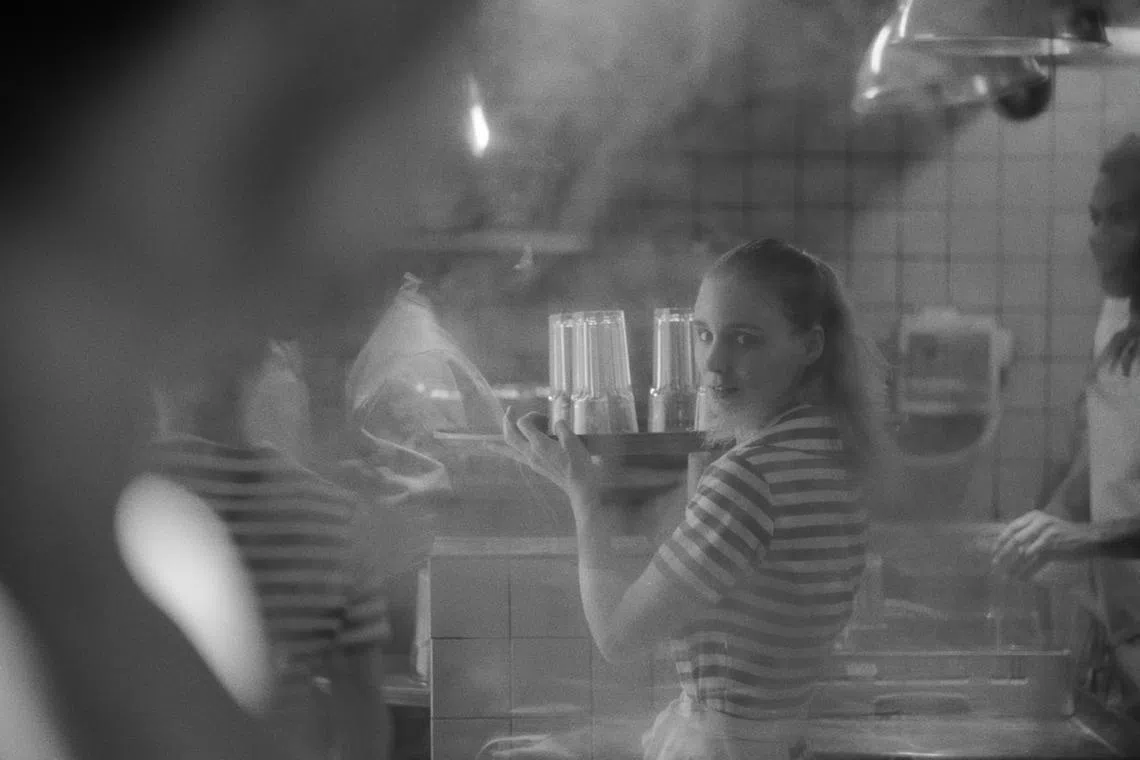 康城影后鲁妮玛拉在片中退去星光，带来精湛演出。（邵氏机构提供）