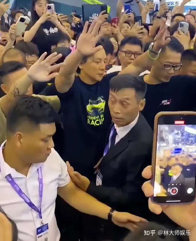 吴彦祖一现身，现场围观粉丝挤爆，数度发生推挤。（互联网）