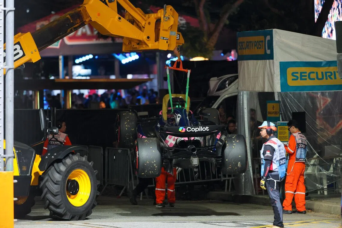 阿尔卑车手加斯利在第一节排位赛结束前撞车，赛车被吊车吊走。（张俊杰摄）