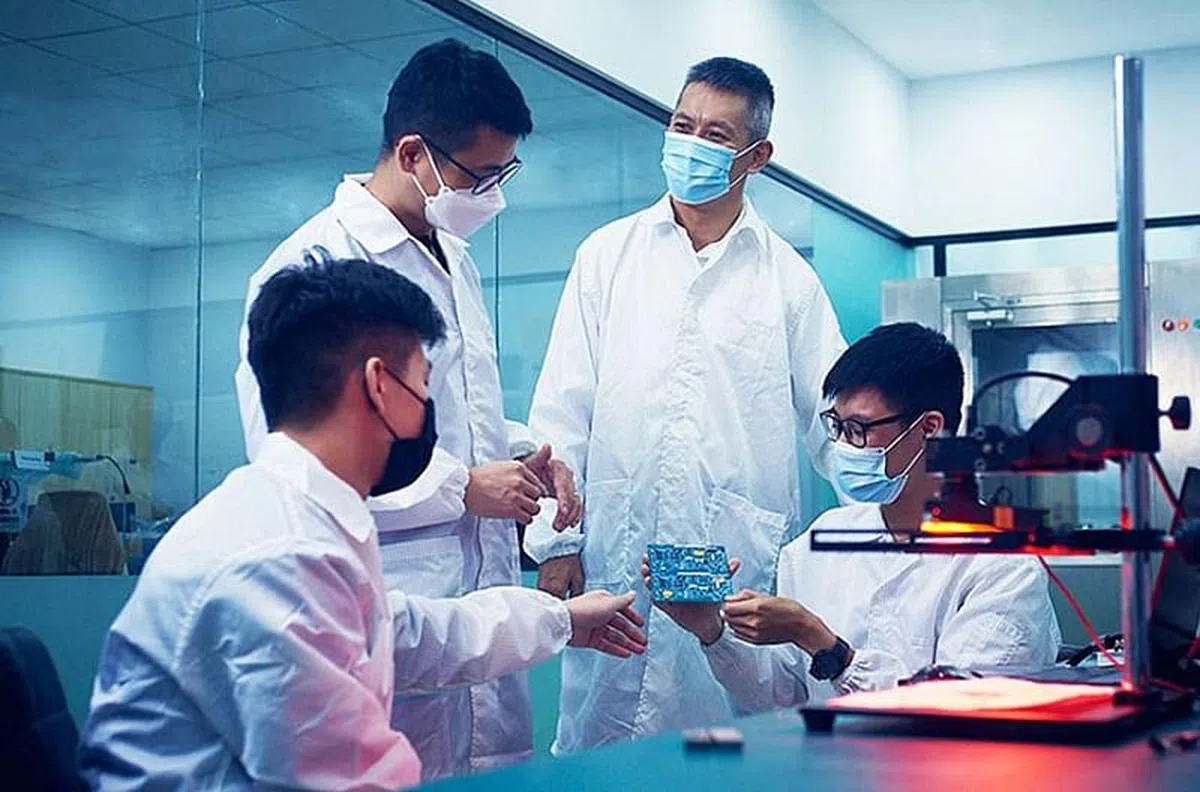 吴友仁（右二）与公司的技术团队经常进行集体思考和讨论，也和科研机构专家密切合作，为不同领域的客户提供解决方案。（图/新报业媒体）