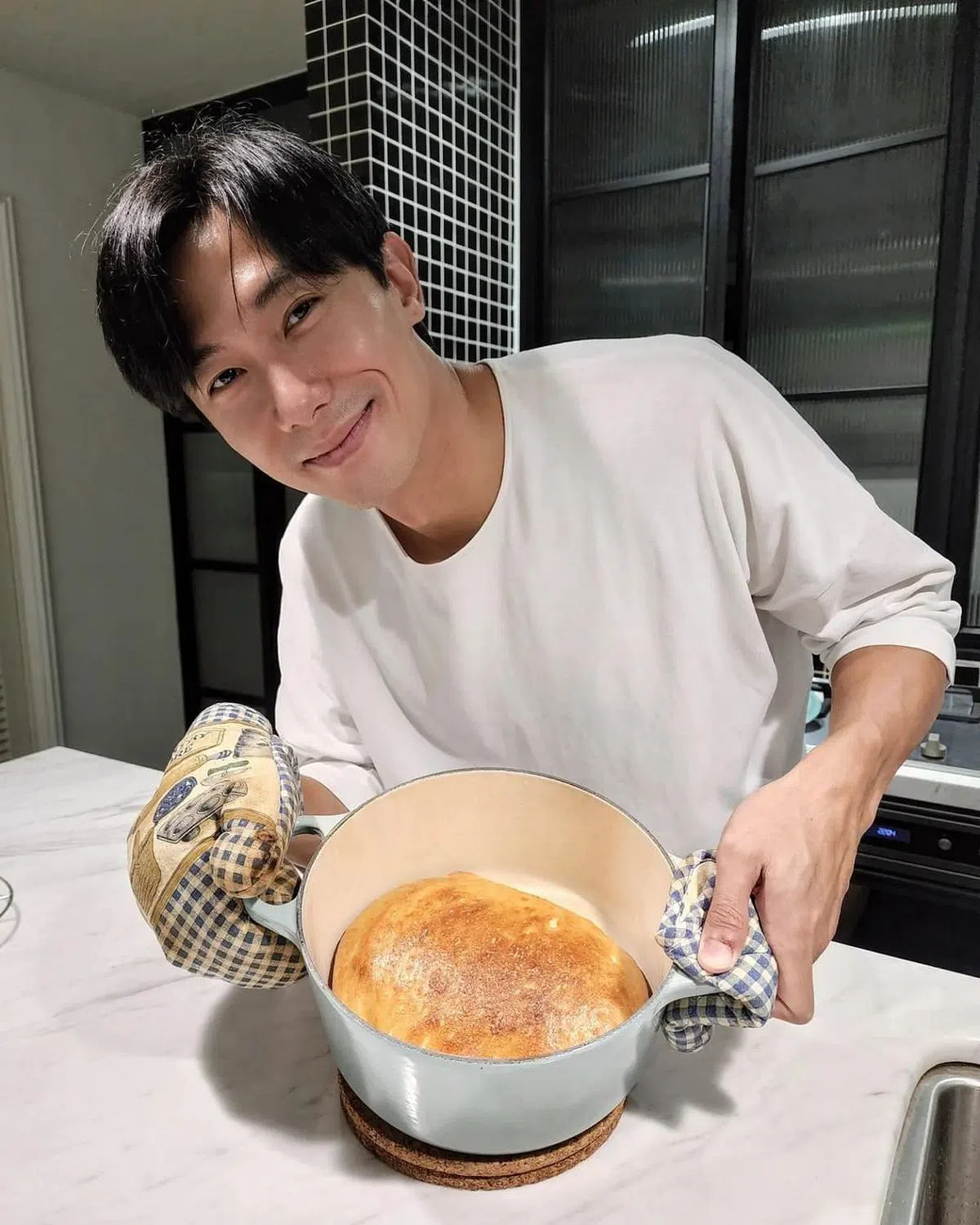 陈泂江对感情和另一半都低调或保密，难得在社媒公开烹饪的一面，也让家居内景曝光。（取自艺人IG）