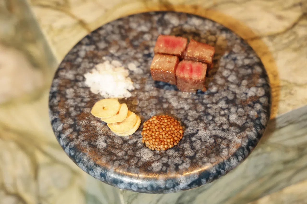 黎司诺烹制的A5黑桦和牛腰脊肉，配上芥末有效平衡牛肉油脂，同时提升肉质的鲜美度。（蔡家增摄）