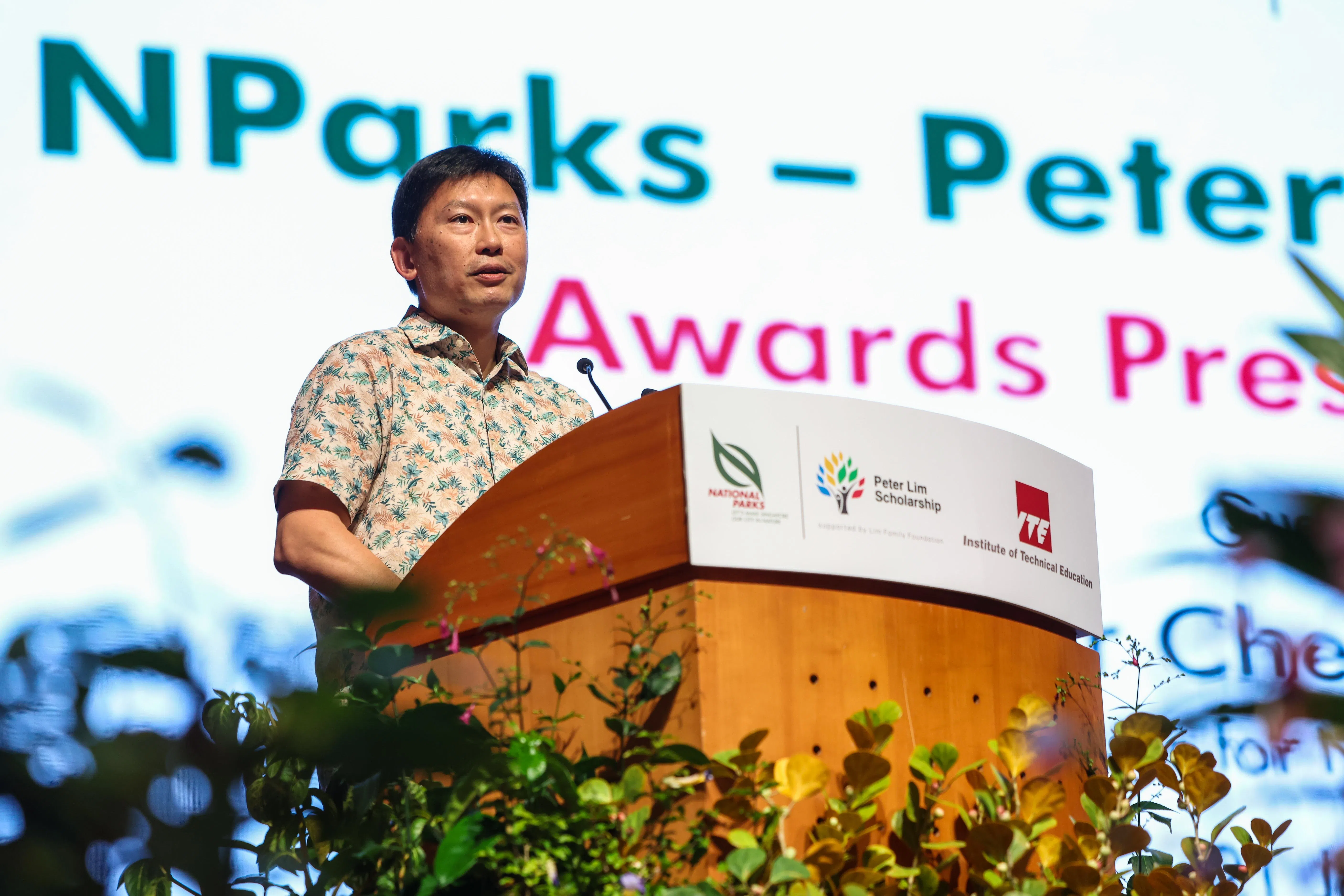 国家发展部长徐芳达在国家公园局—林荣福奖学金颁奖典礼上致辞，鼓励青年把握学习与发展机会，为我国绿化与永续发展领域注入新动力。（白艳琳摄）