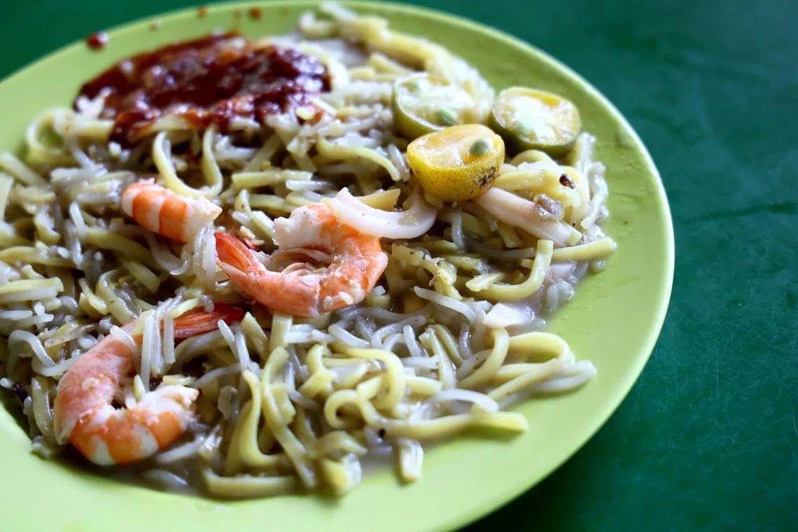 谢记福建面的炒福建面镬气四溢。（龙国雄摄）