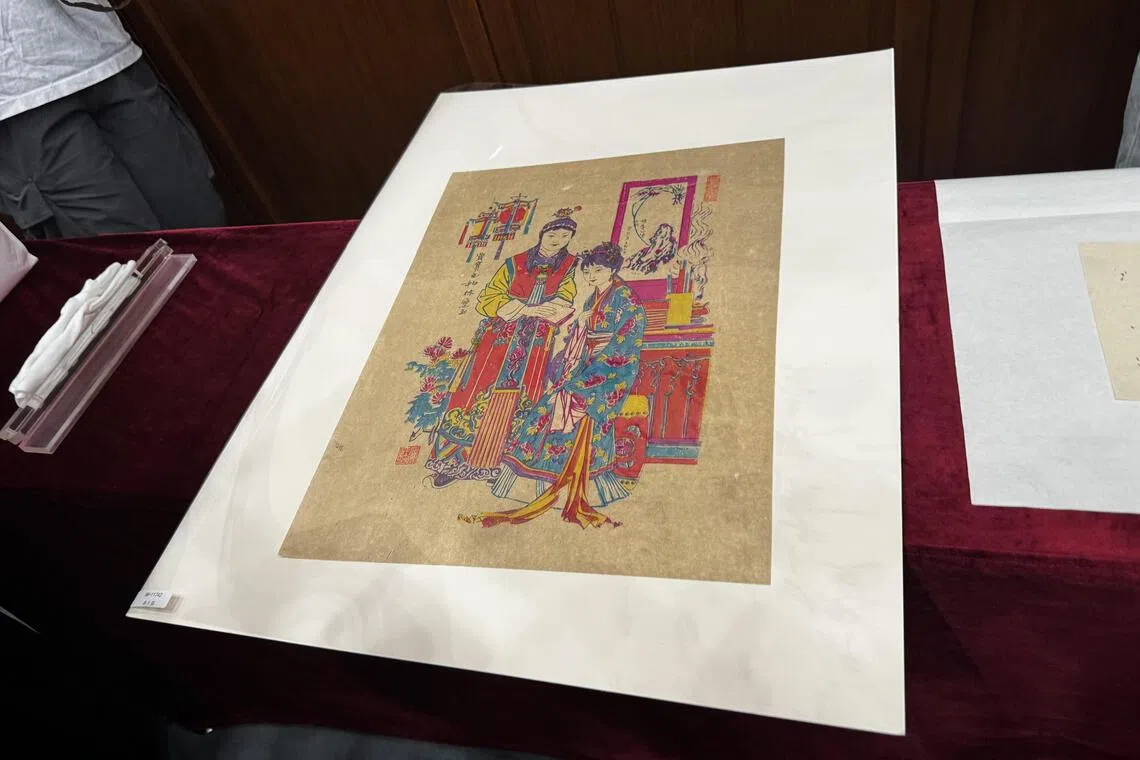 这幅山东年画据推测创作于1978年，画中的贾宝玉和林黛玉可能在读诗。中国国家图书馆藏品，图摄于9月20日。（沈泽玮摄）