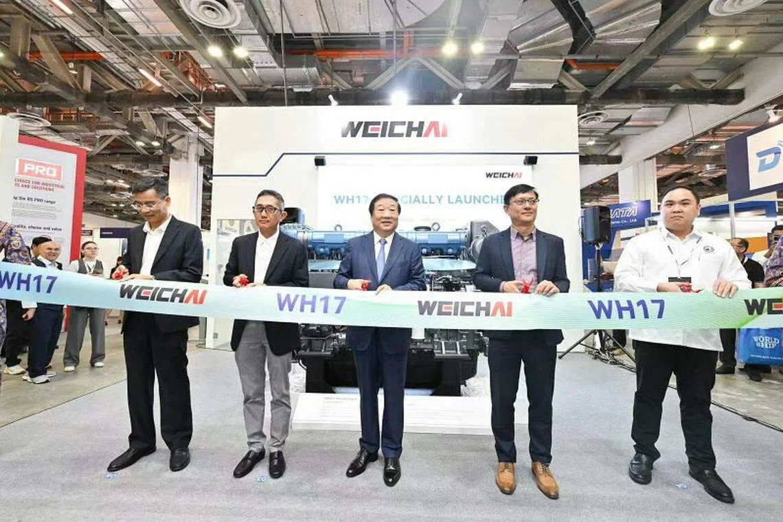 潍柴集团董事长谭旭光（中）3月13日在新加坡亚太海事展潍柴产品发布会上致辞，并与（从左至右）越南美蓉机械有限公司副总经理阮龙庆、印度尼西亚三角洲船厂董事长陈德盛、新加坡企鹅船厂总裁谭德聪、印度尼西亚造船与海事工业协会副主席迈克尔·苏坦达，共同为全新一代6WH17产品发布剪彩。（图/潍柴集团提供）