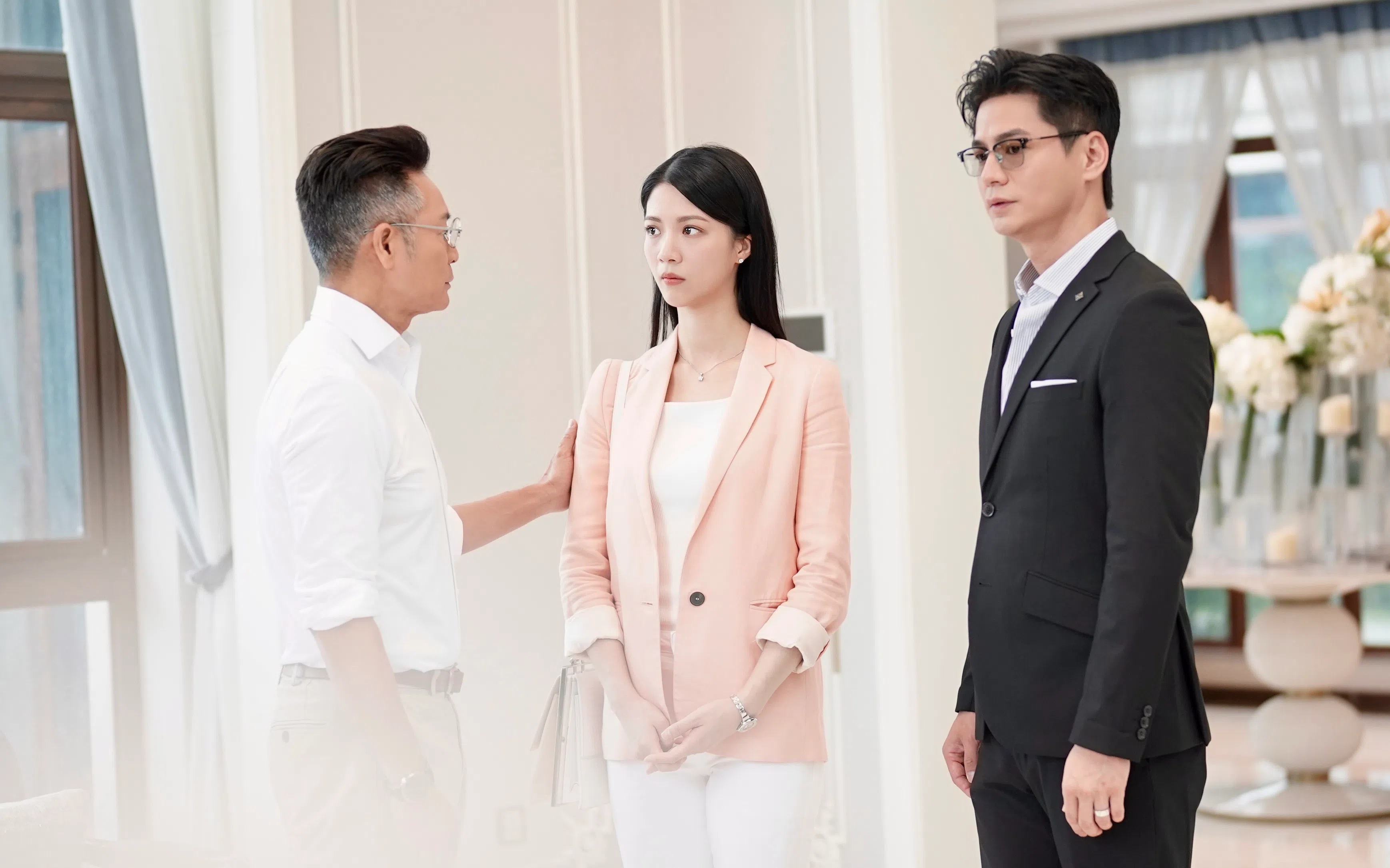 剧中郭晋安（左起）迎娶小30的岁陈晓华，并把家族资产信托交给罗子溢管理。（互联网）