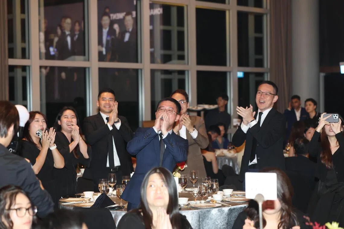 “加油！”“做得好！”台下观众纷纷为得奖品牌欢呼呐喊。（陈斌勤摄）