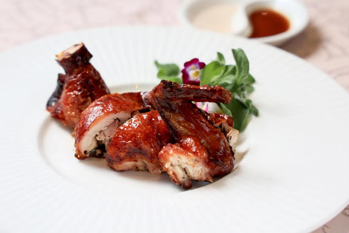 炒香松露野菌酿入童子鸡腹，外皮炸至金黄酥脆。（龙国雄摄）