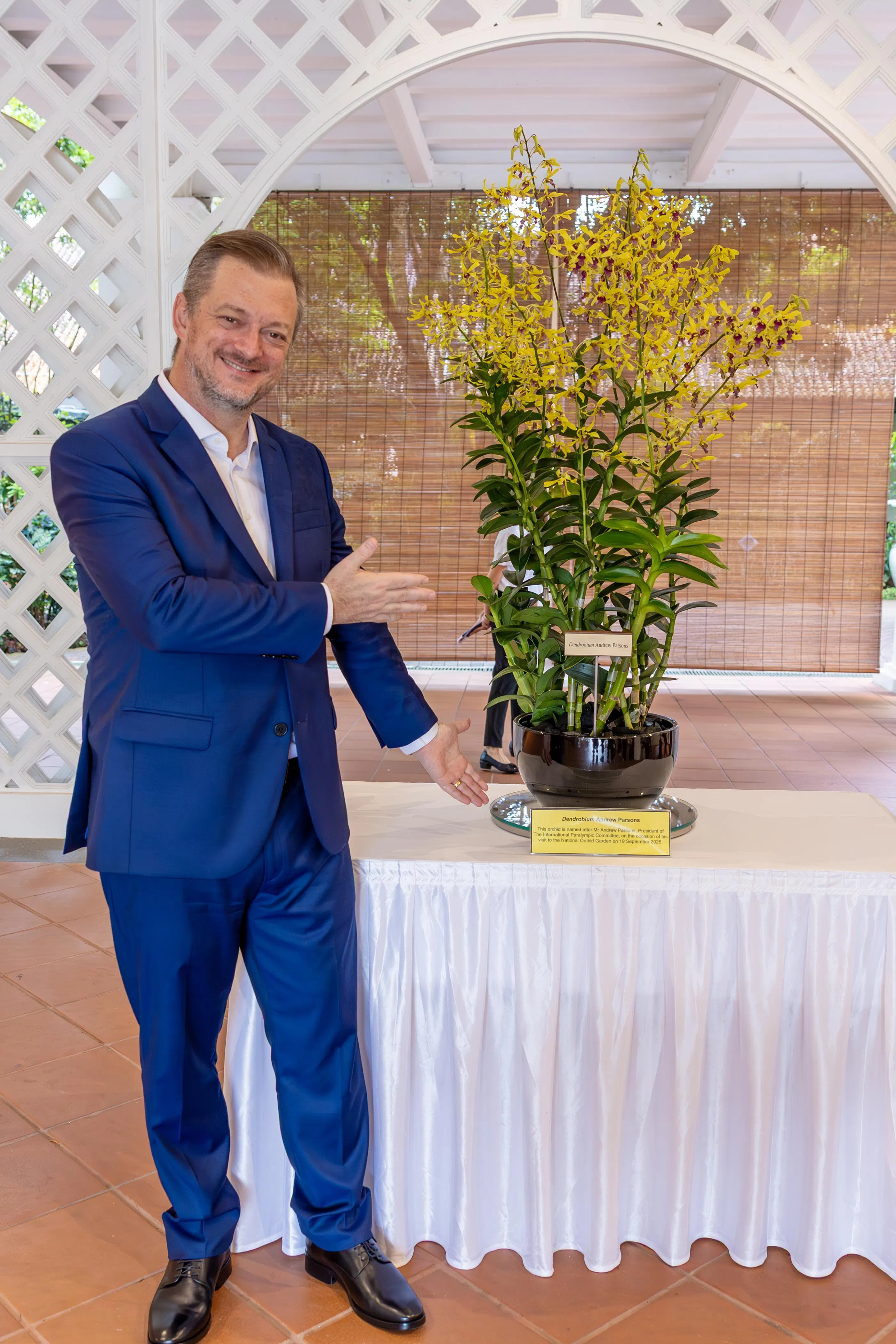 国际残奥委会主席帕森斯获得以他名字命名的石斛兰，对此感到非常荣幸。（新加坡全国残奥理事会提供）