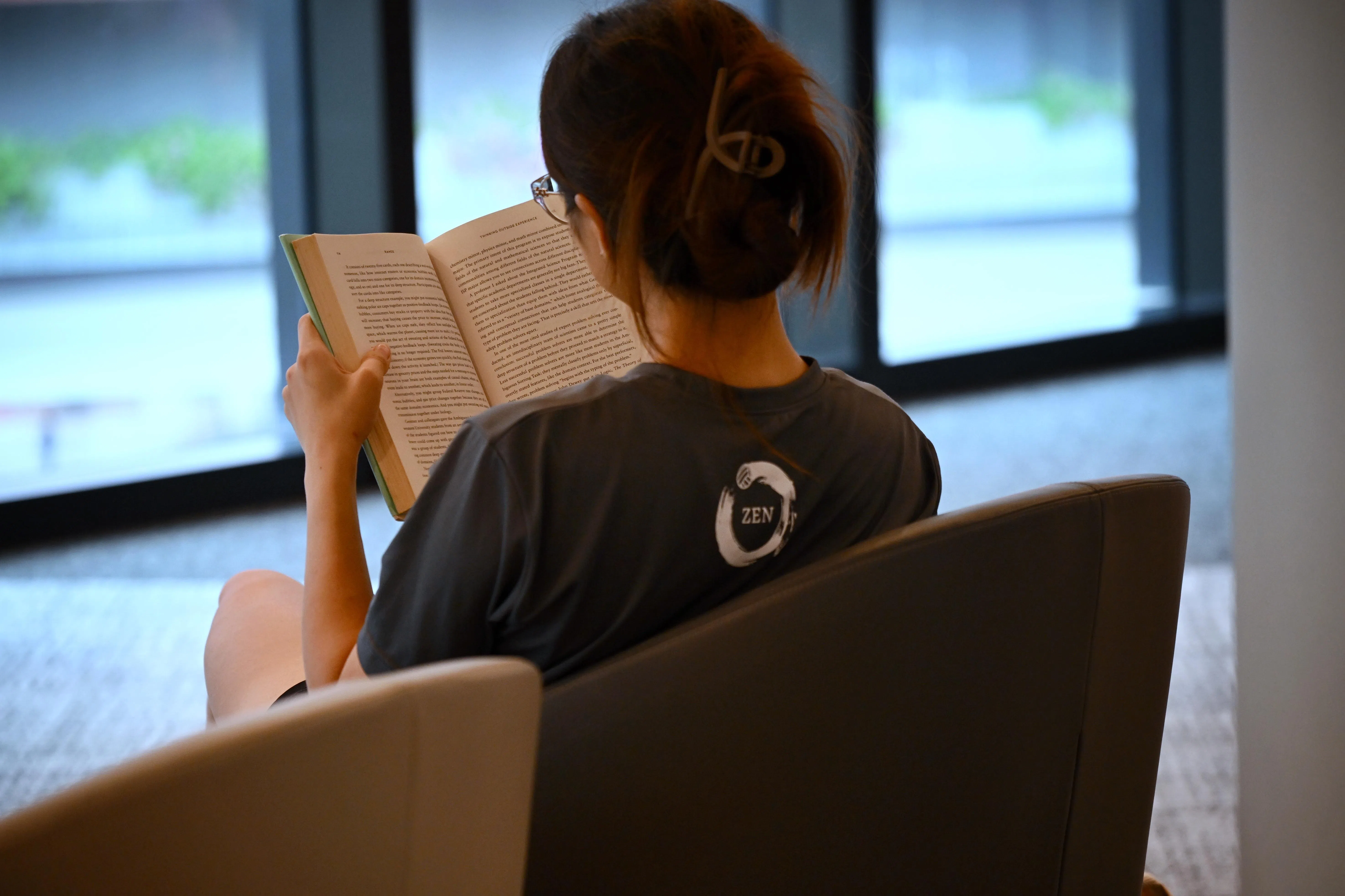 沉浸在书本里的女生。（海峡时报）