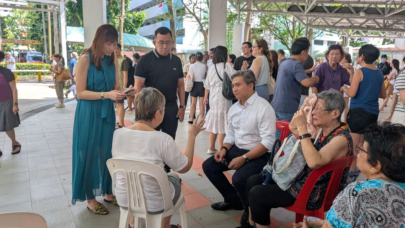 碧山—大巴窑集选区议员安迪（右三）到现场安抚受影响的公众。（刘永健摄）