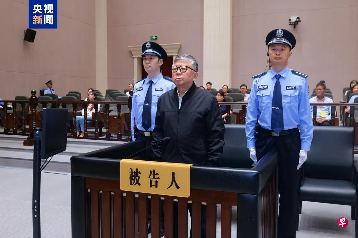 曾在中国南京经济技术开发区管委会任职的退休正厅级干部杨有林(中),在长达30年里涉受贿逾22.1亿元人民币(4.2亿新元),超越“中国首贪”、华融原董事长赖小民受贿近17.9亿元人民币的纪录,7月6日一审被江苏省常州市中级法院判处死刑。 (央视新闻) 曾在中国南京经济技术开发区管委会任职的退休正厅级干部杨有林(中),在长达30年里涉受贿逾22.1亿元人民币(4.2亿新元),超越“中国首贪”、华融原董事长赖小民受贿近17.9亿元人民币的纪录,7月6日一审被江苏省常州市中级法院判处死刑。 (央视新闻)