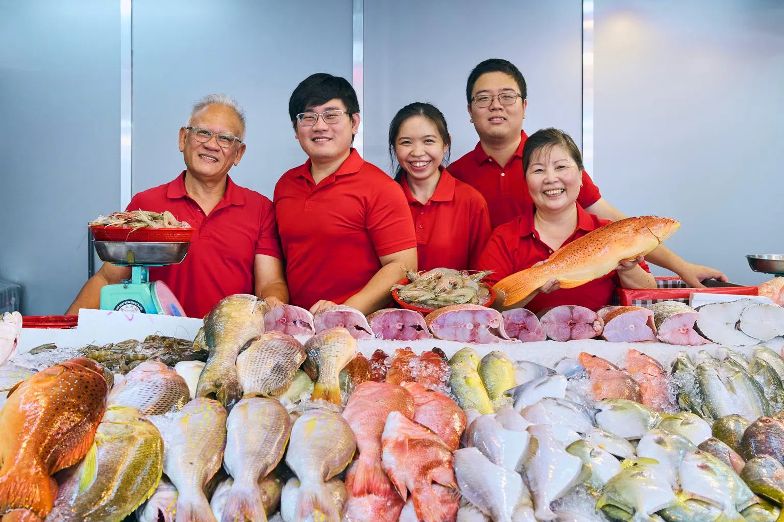 吴家在武吉巴督的传统湿巴刹起家，吴杰敏（左二）和妻子朱耘谊（左三）的加入开拓了线上业务，希望与父母和弟弟吴敏峰一起将它发展成一个家喻户晓的新加坡品牌。（新报业媒体）