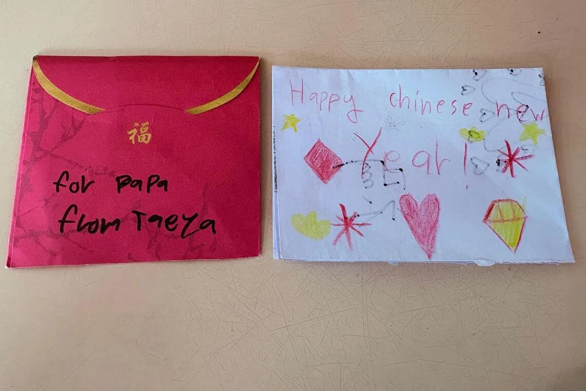 马年春节，全德心把赚来的钱放进红包送给爸爸全会宇。（受访者提供）