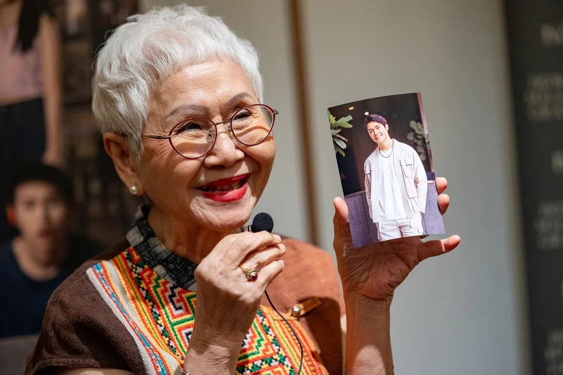 阿嫲Taew于2024年6月24日接受《联合早报》专访，从五名本地艺人当中选出心目中的“狮城金孙”。她觉得邓伟德（手中照片）的酒窝和笑容与片中的孙子神似。（档案照片）