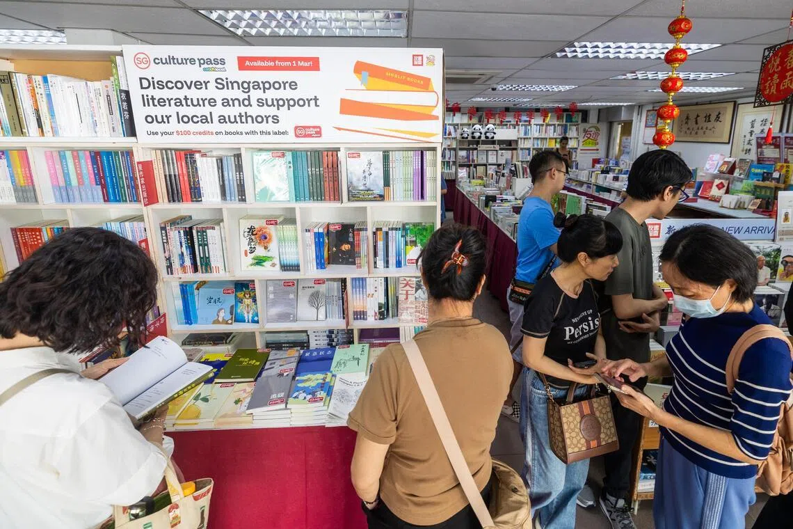 新加坡从3月1日起，可使用文化通行证储值购买本地文学作品，图为消费者在百胜楼友谊书斋选购读物。（吴先邦摄）