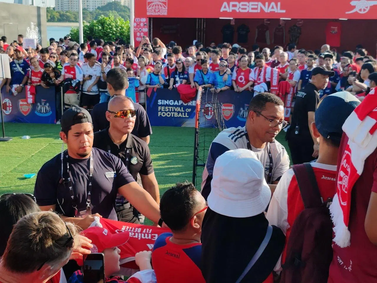 阿申纳名宿吉尔伯托·席尔瓦在场外活动为球迷签名。（陈明耀摄）