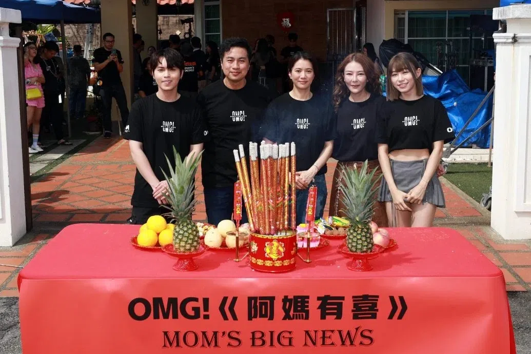 《OMG！老妈有喜》的主要演员包括刘界辉（左起）、陈峰、袁咏仪、童缤毓和黄洁琪。（互联网）