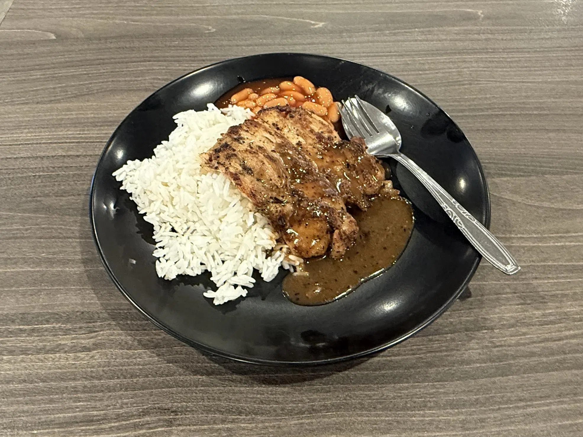 环境大厦食堂西餐档的鸡扒饭，价廉物美。（陈映蓁摄）