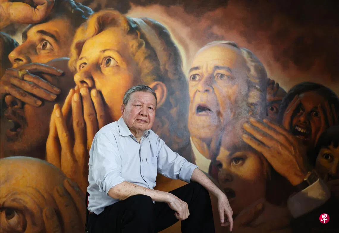 画家萧学民通过巨型油画《九一一》表现人们惊悚的神情。 （陈渊庄摄）