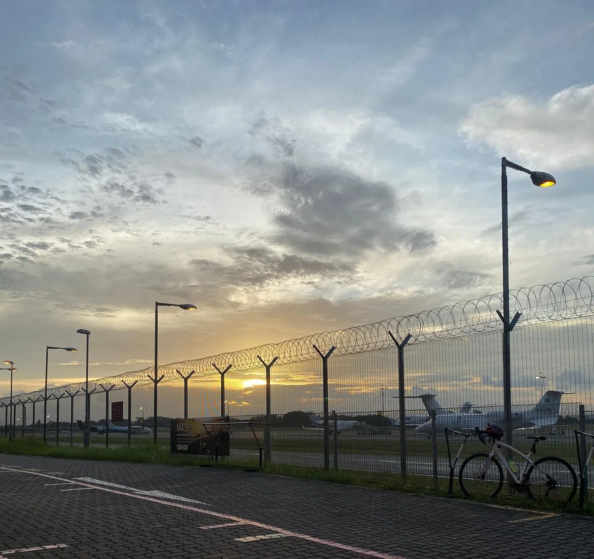 日落骑行到此，看着飞机的起降也是一道美丽风景。（摄影 / 杨全龙）