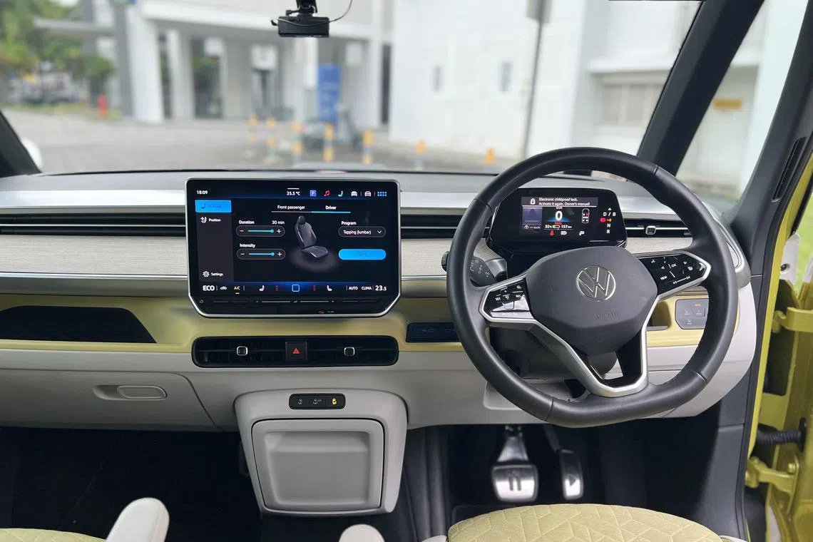 车内看不到传统排挡杆，整体设计简洁干净。（吴庆康摄）