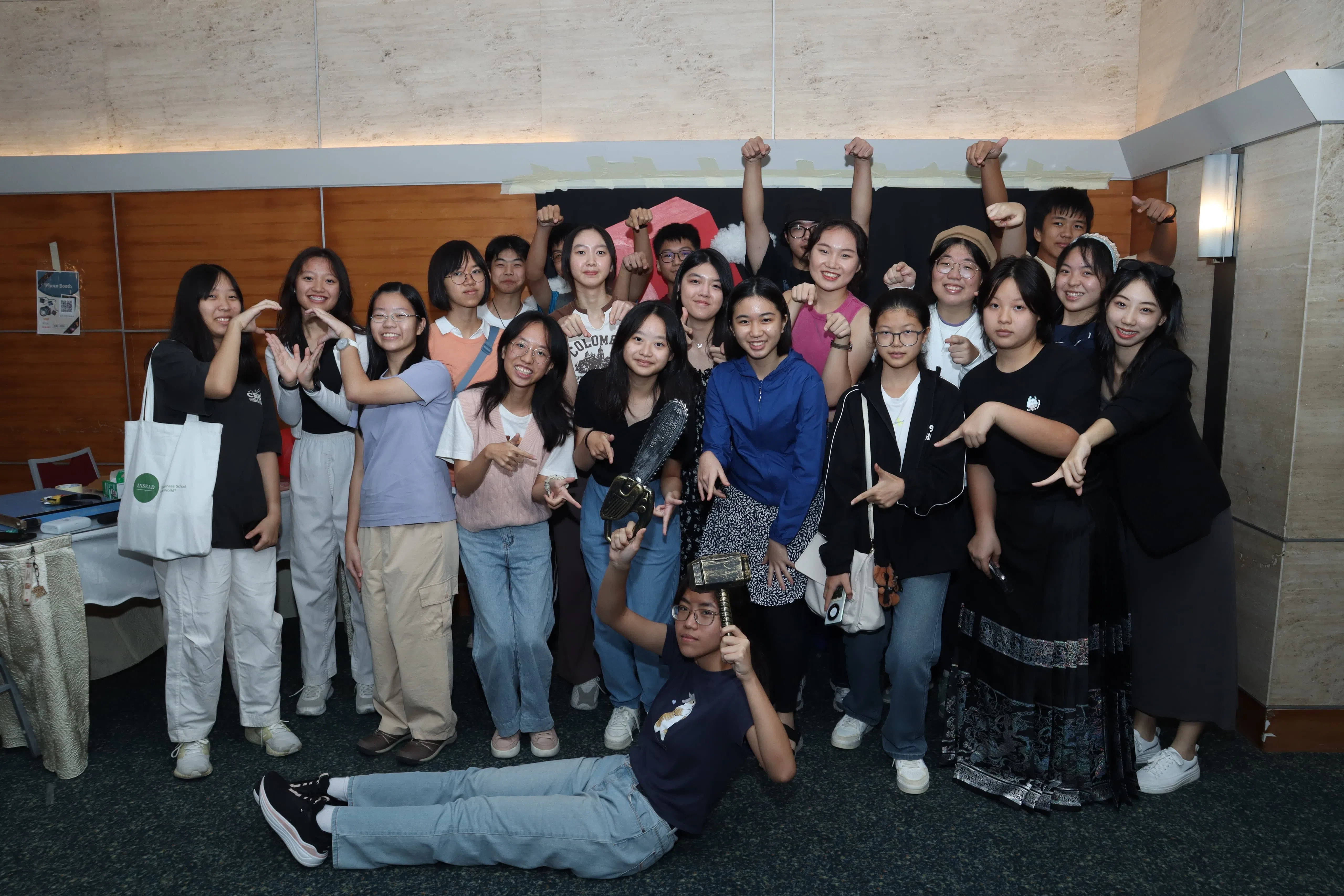 颁奖典礼圆满落幕后的鹰组合照。（何欣宜摄）