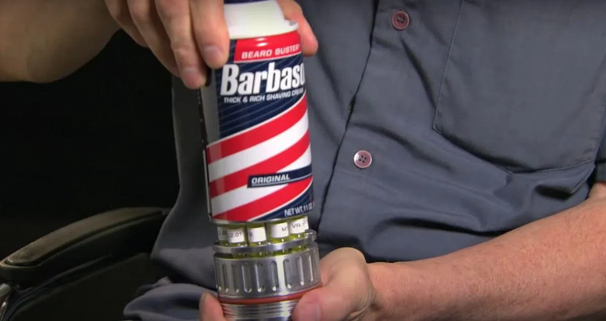 这个刮胡膏管子内有乾坤，在电影系列中扮演重要角色。（取自电影截屏）