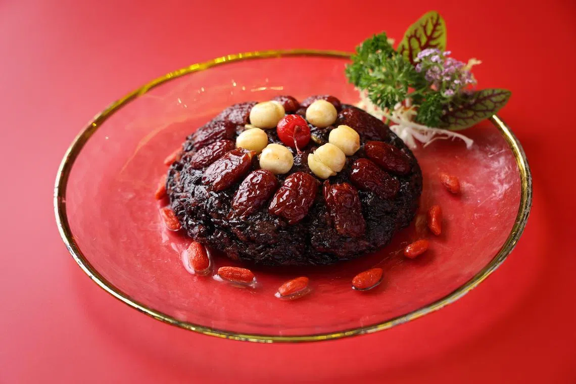 上海煎八宝饭香甜软糯。（龙国雄摄）