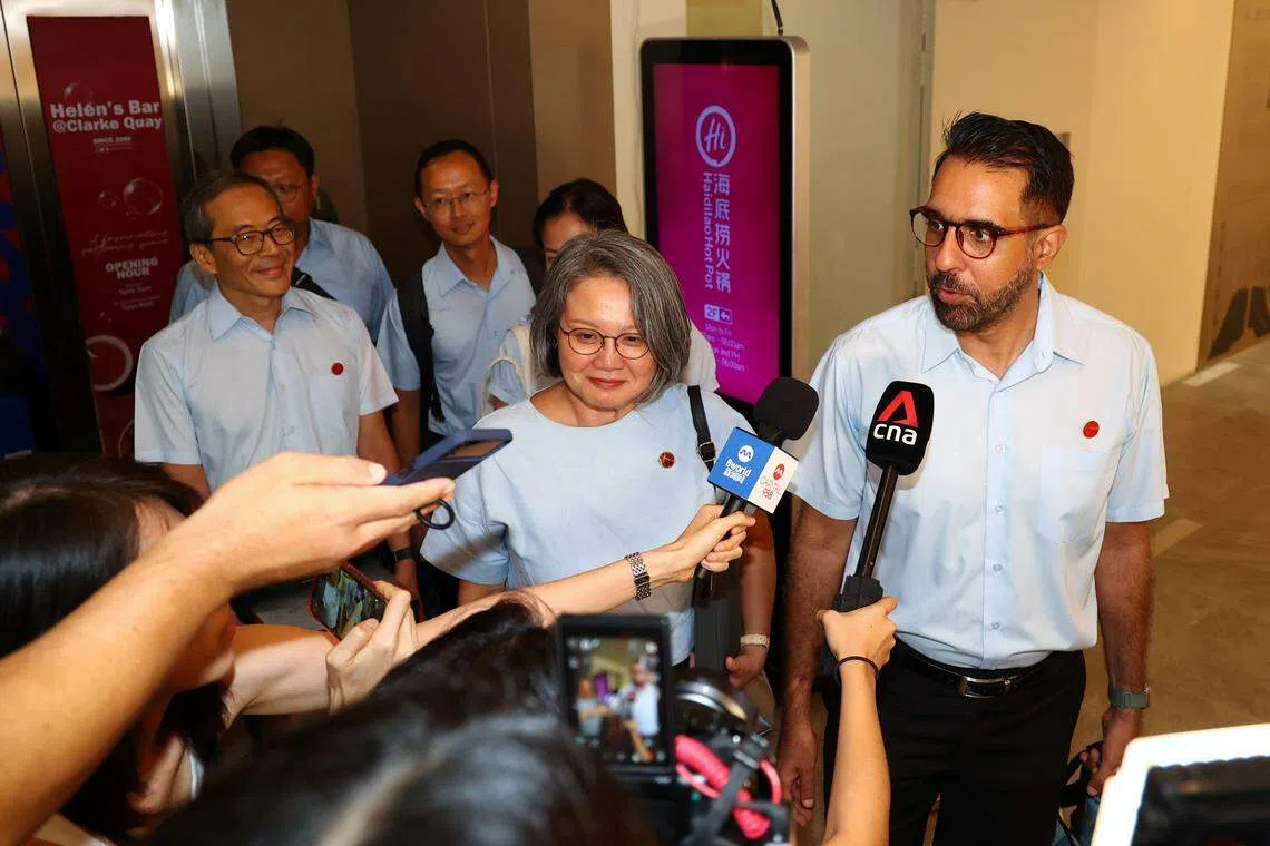 毕丹星（右一）林瑞莲（右二）在星期天举行的工人党中委选举中蝉联秘书长及主席。左一为陈立峰，左三为许金桂，两人再度当选中委。（林明顺摄）