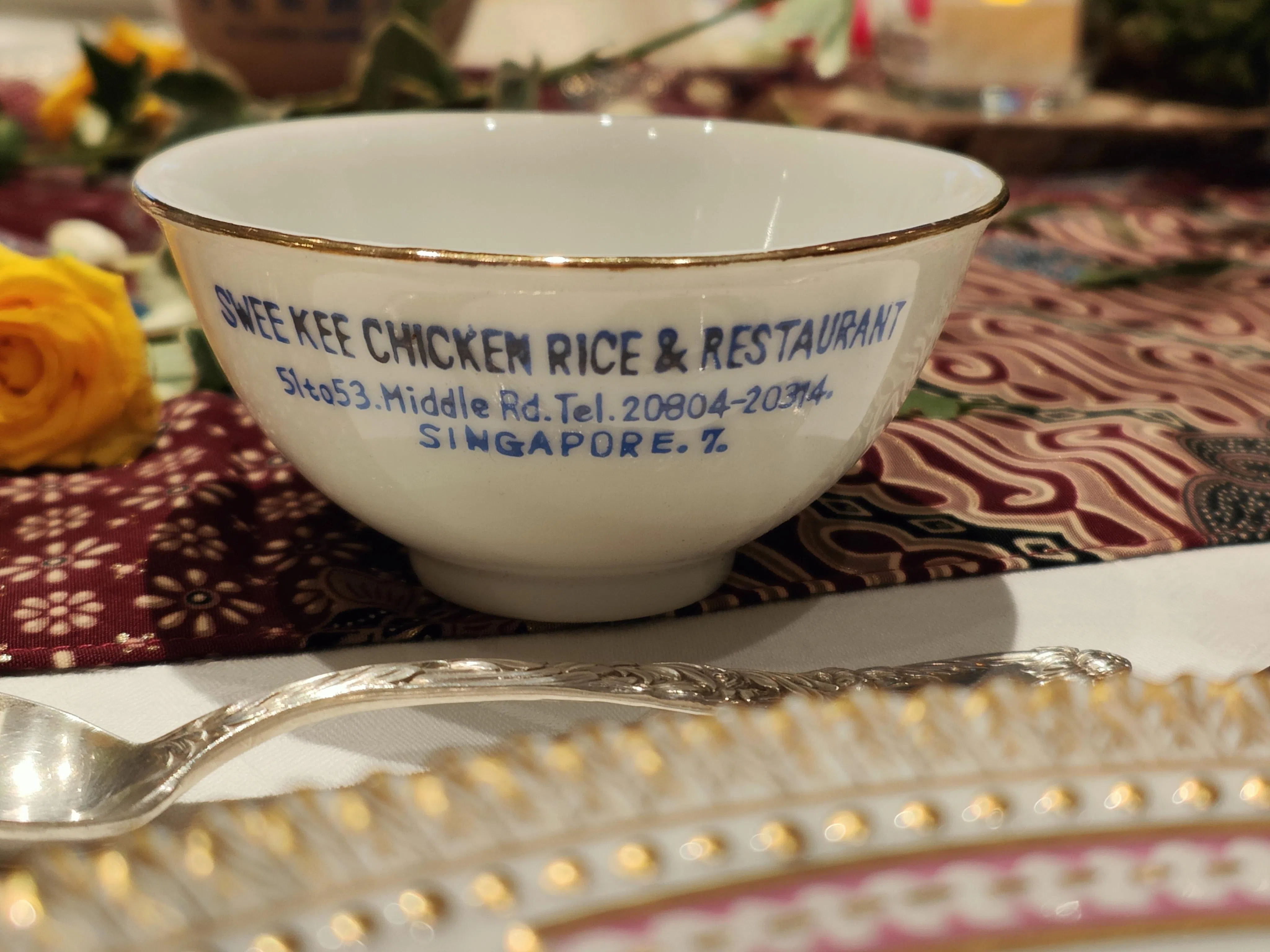 瑞记鸡饭餐室所使用的金边白碗，印有中英讯息。这是烹饪学校Allspice Institute创办人林立典的个人收藏。（Johor Kaki提供）