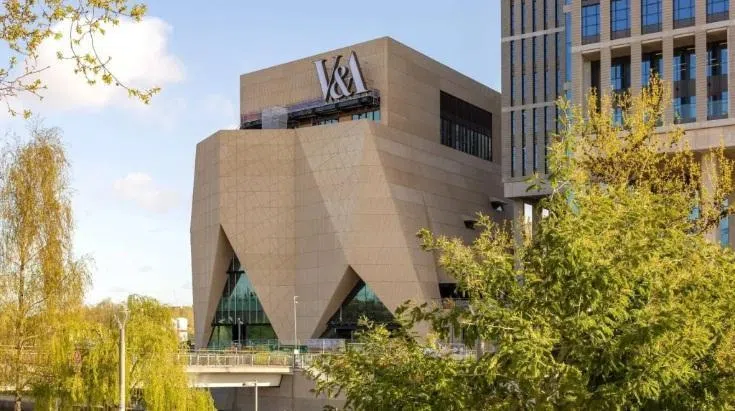 位于伦敦东部的V&A东馆，由O’Donnell+Tuomey设计，外观如同一件立体皱褶洋装。（互联网）