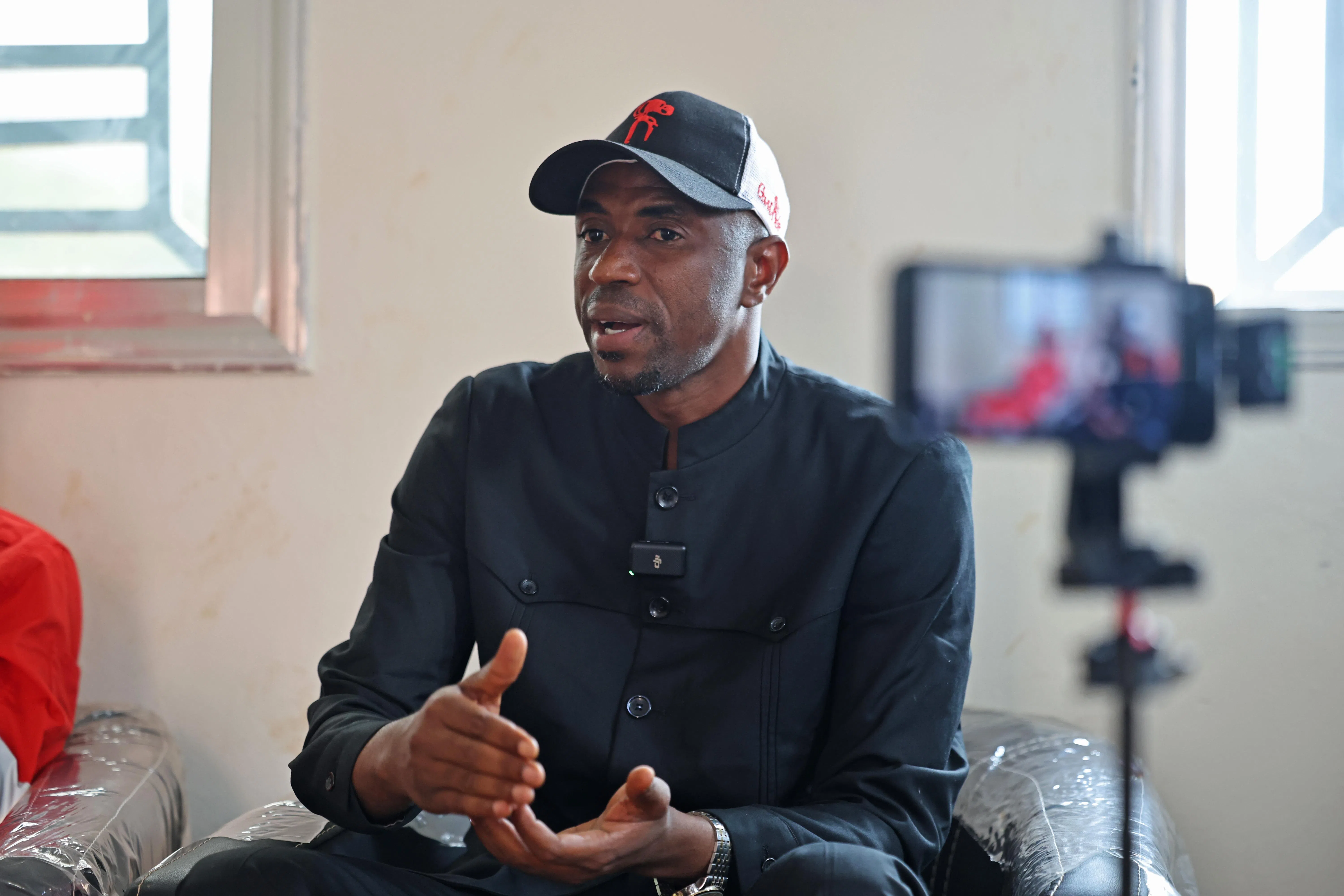 据西芒杜达马罗（Damaro）乡镇镇长卡马拉说，当地人也关注铁矿对环境的影响。（陈渊庄摄）