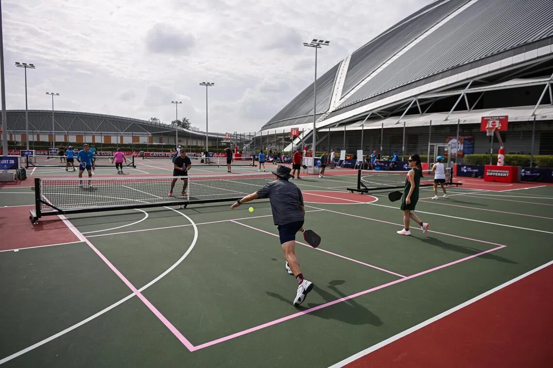 在加冷汇（The Kallang）球场打球的匹克球爱好者。（海峡时报）