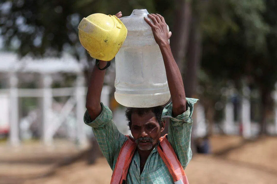 印度多地遭受高温热浪，数百万人面临中暑和热衰竭风险，户外工作者也被迫顶着高温劳作。（路透社）
