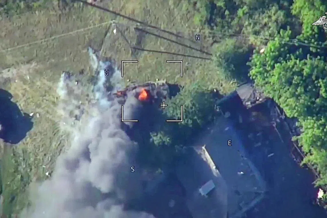 俄国防部星期天（8月11日）发布的宣传视频显示，俄无人机在西南部的库尔斯克州向乌军坦克发动攻击。（法新社）