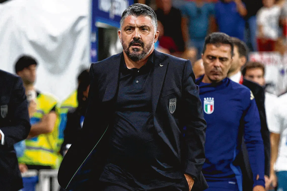 意大利足球名宿加图索（中）在2006年帮助意大利队夺得世界杯冠军。他在去年6月接替下课的斯帕莱蒂，担任意大利队新帅，核心任务就是带领球队重返世界杯正赛。（路透社档案照片）