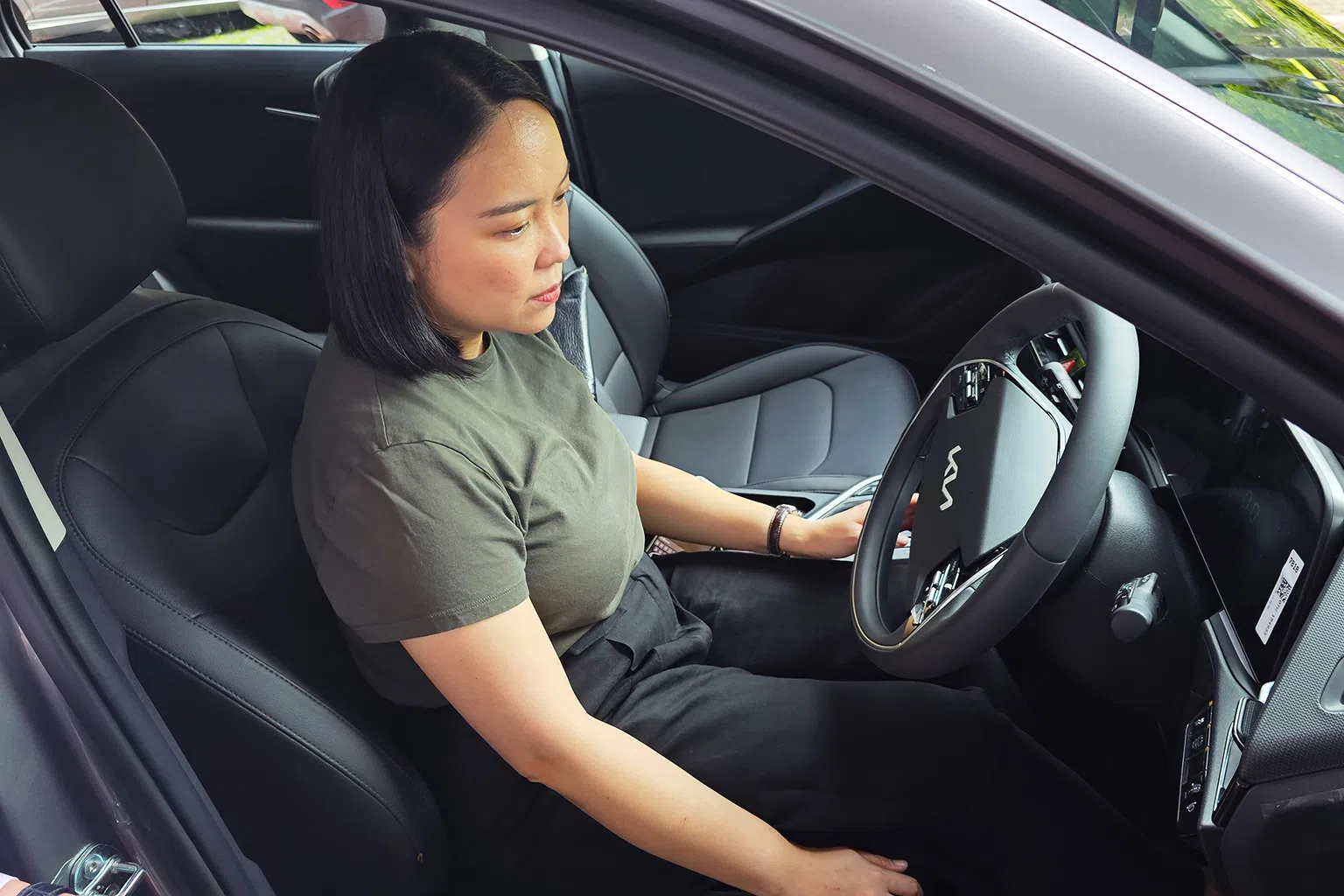 前排座椅的靠垫支撑和轮廓设计有助于减少疲劳，而充裕的腿部空间使驾驶体验变得格外舒适。（图/新报业媒体）