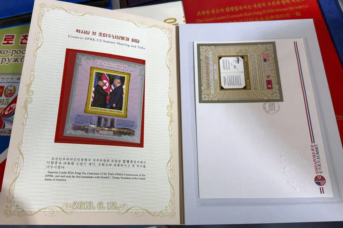 朝鲜人对2018年在新加坡举办的“特金会”依然印象深刻，在当地仍能买到朝方设计的“特金会”纪念册。（受访者提供）