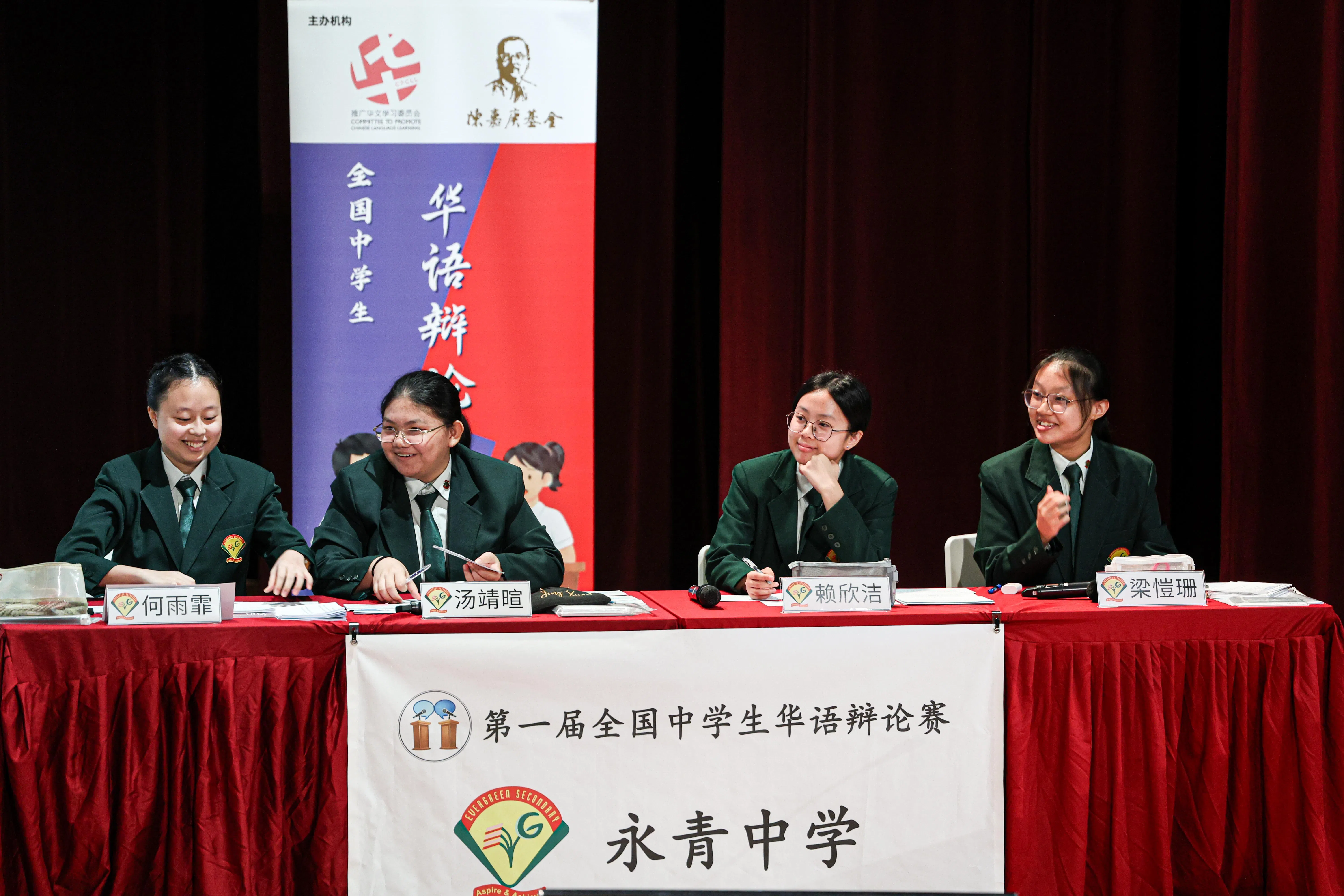 永青中学辩论队沉着冷静，认真聆听对方提出的论点。（关俊威摄）