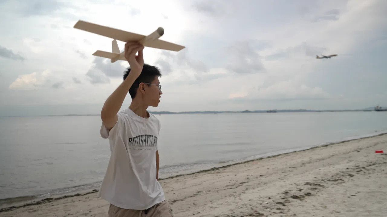 俊良参加了Aerodynamic Singapore Youth Flying Club，他对制作航模有浓烈的兴趣。比赛时看到许多航模同时起飞，带给他一种归属感。（视频截图）