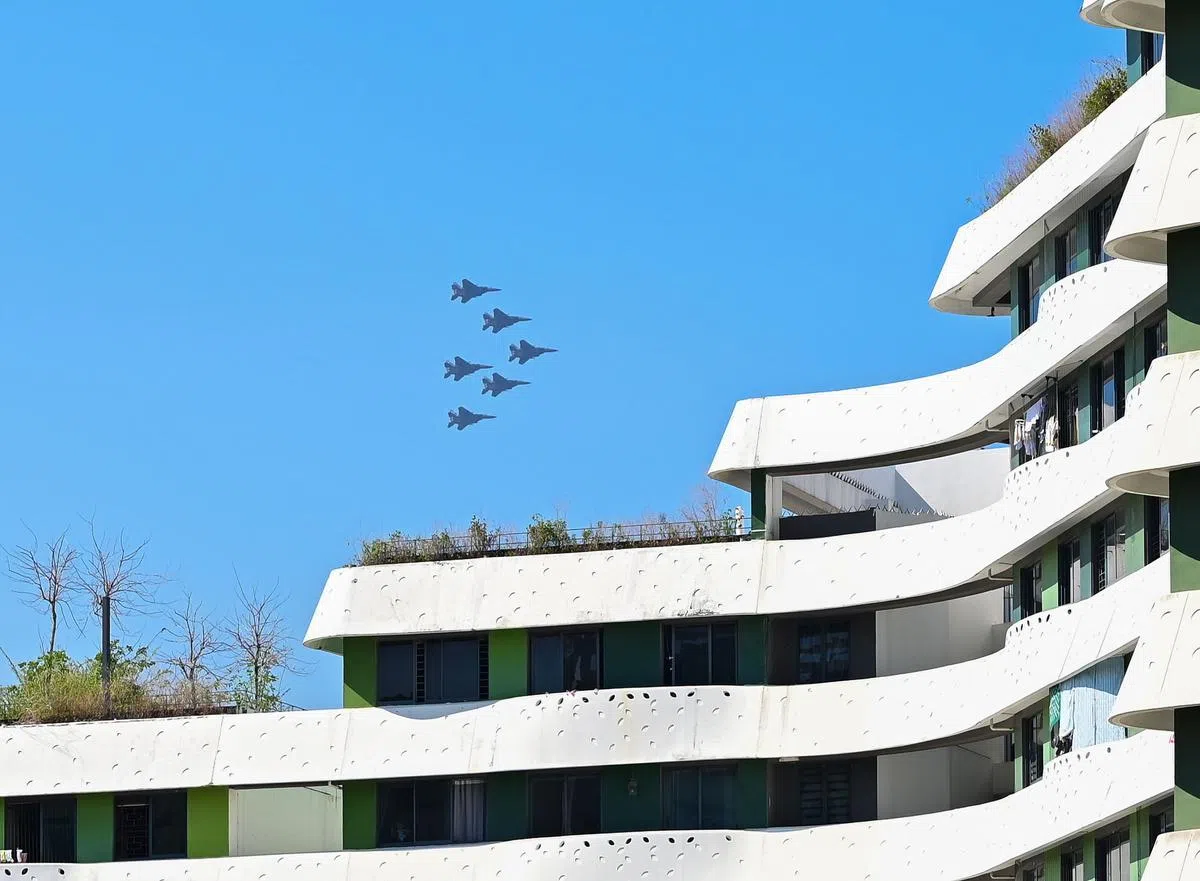 六架F-15SG战机以三角队形飞越榜鹅组屋区，意味着我国人民团结一致，在充满挑战的环境中勇往直前。（唐家鸿摄）