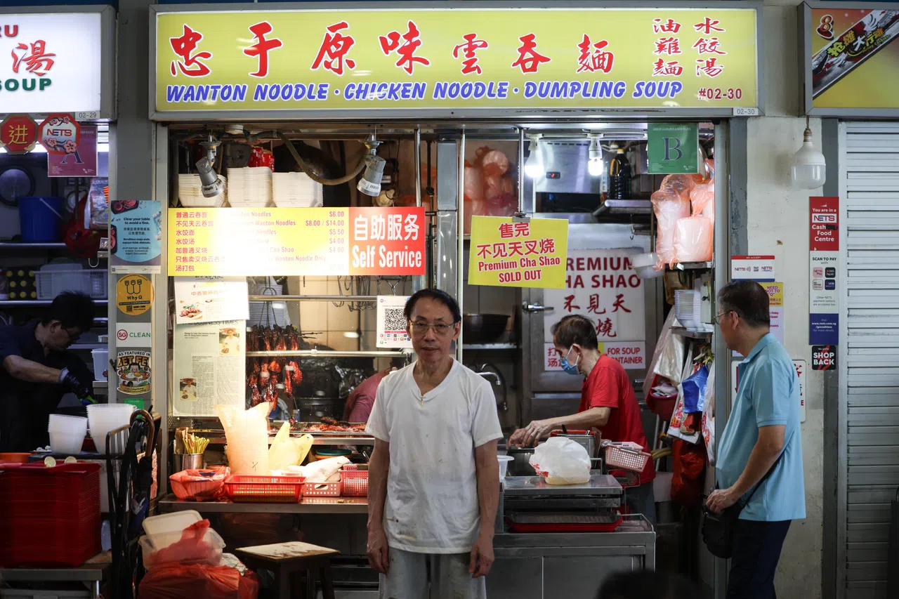 李名裕一开始卖卤鸭，后来改卖云吞面，如今已在中峇鲁市场营业44年。小贩中心关闭三个月，他会跟家人到日本和中国旅行。（关俊威摄）