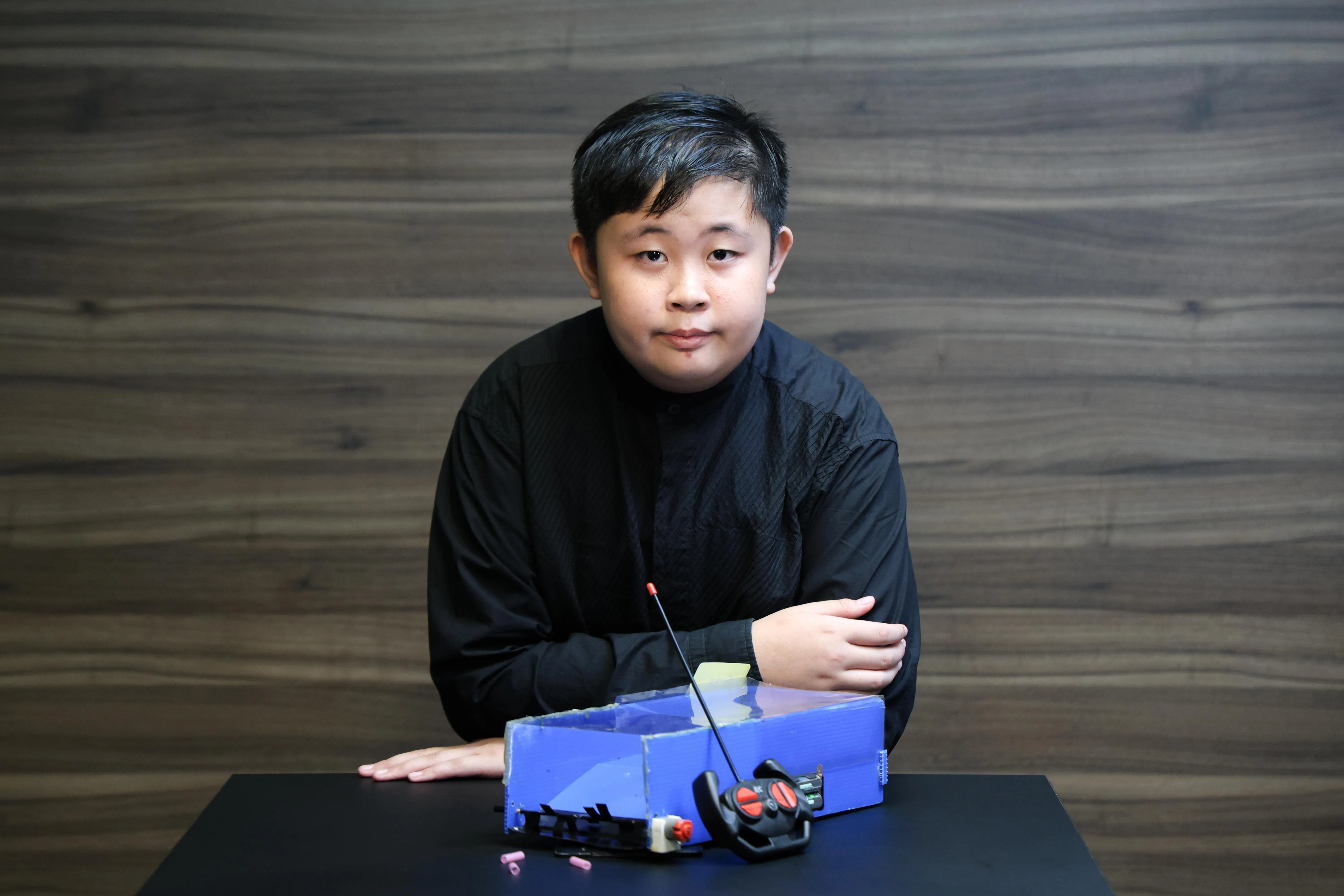 聚英中学13岁学生白箔仁，是今年最年轻的环境之友奖获得者。他去年在维林小学，带领同学们利用旧玩具车等材料，制成一款可以做地面清洁的简易遥控机器人。（关俊威摄）